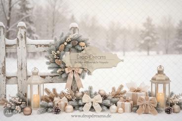 Weihnachts-Backdrop Winter Elegance mit Holzzaun, Tannenkranz und Geschenken in Beige und Creme von Drop-Dreams